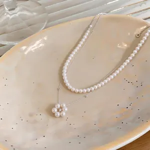 Collana di perle a doppio strato in stile francese con elegante pendente a fiore