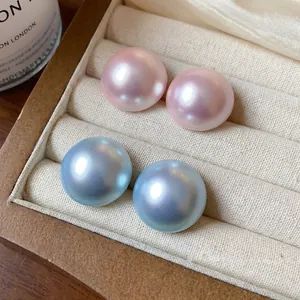 Elegantes pendientes de perlas iridiscentes en rosa y azul en bandeja