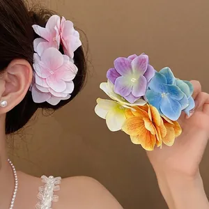 Fermagli per capelli a fiore d'ortensia in tessuto fresco in colori vivaci su modella