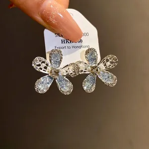 Boucles d'oreilles élégantes en fleur en verre bleu étincelant