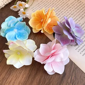 Primo piano di eleganti fermagli per capelli a fiore in tessuto su un libro d'epoca