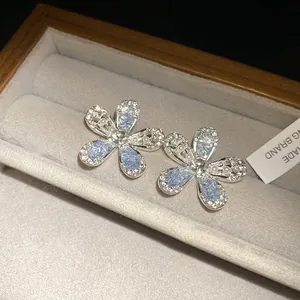 Boucles d'oreilles fleurs bleu clair avec cristaux étincelants et perles en écrin