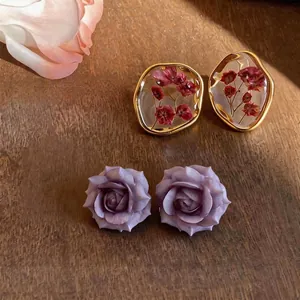 Orecchini a fiore eleganti con fiori secchi rossi e rose viola di design