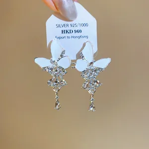 Detailansicht von 925 Silber Schmetterling Ohrringen mit Strass und Wassertropfen-Quasten.