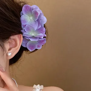 Dettaglio ravvicinato di un'elegante clip per capelli a ortensia in tessuto viola