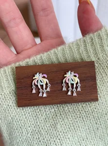Primo piano di orecchini a fiore in smalto colorato con strass a goccia d'acqua