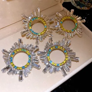 Boucles d'oreilles rondes géométriques élégantes avec strass colorés, argent
