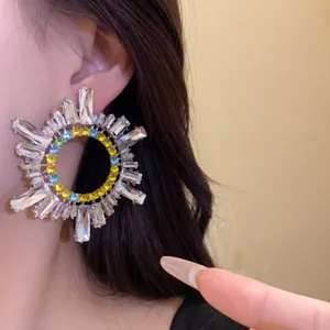 Élégantes boucles d'oreilles géométriques en argent avec strass colorés motif rayon de soleil