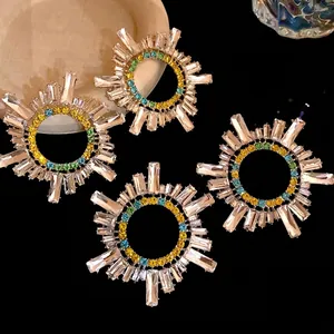Boucles d'oreilles géométriques de luxe en forme de soleil avec strass colorés