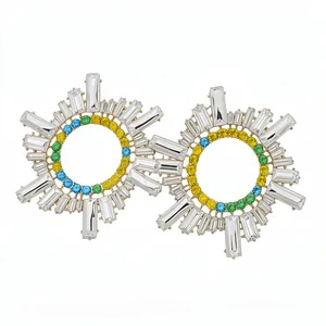 Boucles d'oreilles soleil géométriques avec cristaux colorés et pierres baguettes