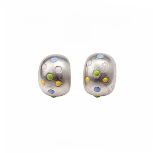 Eleganti orecchini a perno ovali in argento opaco con puntini in smalto colorato donna