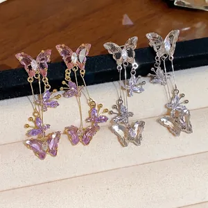 Elégantes boucles d'oreilles papillon avec cristaux de zircon scintillants, rose et blanc.