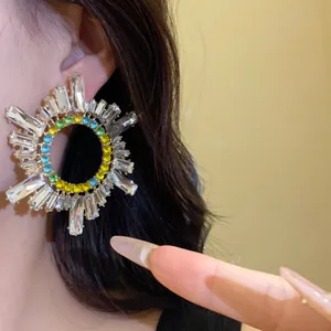 Vue détaillée de la boucle d'oreille géométrique circulaire avec cristaux colorés et zircons
