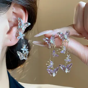 Vue détaillée des exquises boucles d'oreilles papillon en zircon violet et clair.