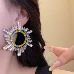 Gros plan détaillé d'une boucle d'oreille ronde en strass portée à l'oreille
