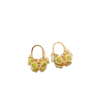 Élégantes boucles d'oreilles en or et zircon avec un délicat motif de panier de roses vertes