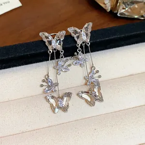 Élégantes boucles d'oreilles clips papillon longues argentées avec cristaux de zircone