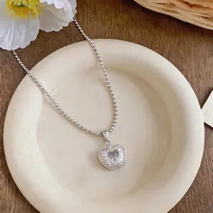 Elegante collana con pendente a cuore mela in argento con pietre di zirconia cubica