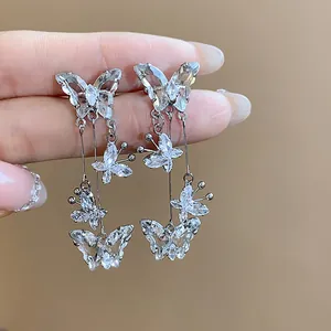 Vue détaillée de clips d'oreilles élégants en forme de papillon sertis de zircons
