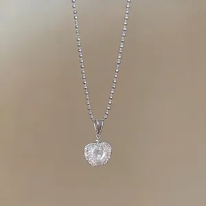 Collana con ciondolo a cuore a forma di mela in zircone e catena a sfere d'argento