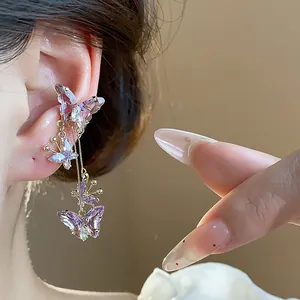 Gros plan détaillé d'un élégant clip d'oreille papillon en zircone violette sur une oreille