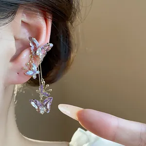 Gros plan d'une manchette d'oreille papillon en zircon violet avec détails brillants