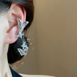 Détail exquis du clip d'oreille papillon en zircon sur l'oreille sans perçage