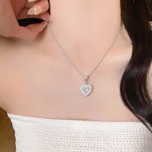 Vista dettagliata di una collana con ciondolo a cuore in argento con zirconi.