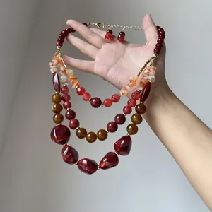 Collana a strati vintage in perle di resina con orecchini coordinati in toni caldi