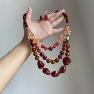Collana etnica a più strati fatta a mano con agata rossa vintage e perle di resina