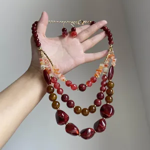 Parure collana multistrato e orecchini vintage con perline in resina di agata rossa e arancione