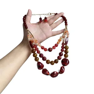 Collana retrò a più strati con perle in resina rosso scuro e ambra dal design etnico