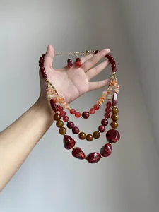 Dettaglio della collana vintage a più strati con perline di resina stile agata rossa