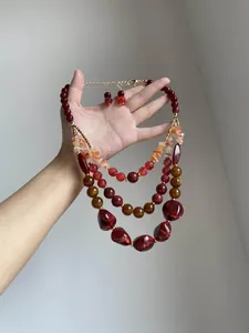 Collana vintage a più strati e orecchini con pietre in resina in stile agata rossa.
