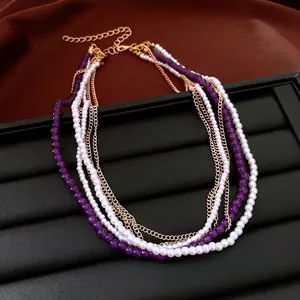 Elegante collana a più strati con perle bianche, perline viola e catenine dorate