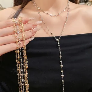 Collana a Y a doppio strato con cuori di strass in oro e argento indossata da modella