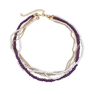 Collana multistrato con perle bianche, perline di vetro viola e catene dorate.