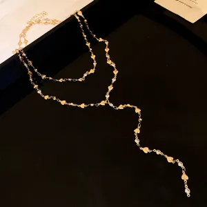 Collana a Y dorata a doppio strato con delicati ciondoli a cuore e strass luminosi
