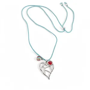 Collana con ciondolo a cuore traforato argento con cordino blu chiaro e perline
