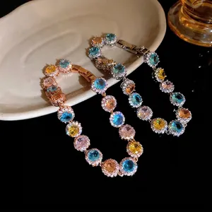 Braccialetti di lusso con zirconi colorati su piatto di ceramica con sfondo nero