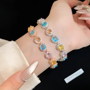 Vista dettagliata di bracciali tondi in zirconi colorati sul polso di una modella.