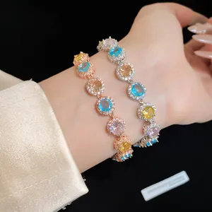 Dettaglio ravvicinato di bracciali tondi in zirconi multicolore in argento e oro rosa