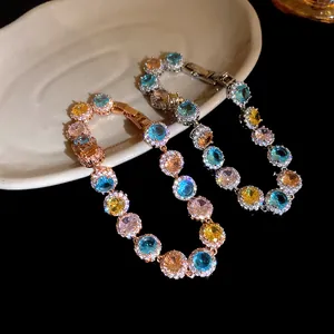 Vista dettagliata di bracciali in zircone colorato con pietre rotonde e finiture eleganti