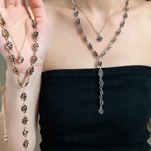 Collana regolabile a doppio strato con fiori di rosa in oro e argento