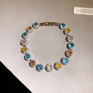 Dettaglio di un bracciale di lusso con zirconi rotondi colorati e montature halo scintillanti
