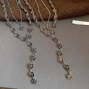 Elegante collana regolabile a doppio strato con fiori di rosa in oro e argento