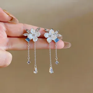 Elegantes pendientes de flor en plata con borlas de circón y detalles azules