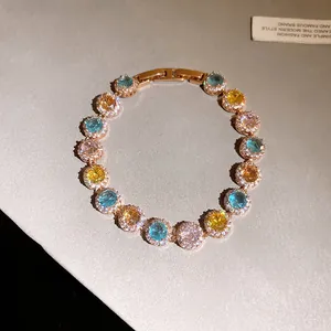 Dettaglio del braccialetto tondo in zircone colorato con accenti scintillanti