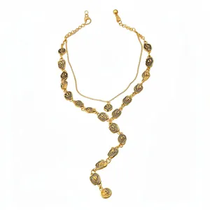 Elegante collana a doppio strato dorata con ciondoli floreali grigi e design a Y