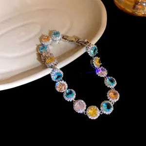 Primo piano del bracciale in zircone multicolore con montature halo brillanti.